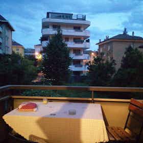 WG-Zimmer zu mieten für 430 € pro Monat in Bolzano, Via Roen