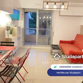 Appartement te huur voor € 750 per maand in Six-Fours-les-Plages, Chemin des Faïsses