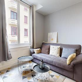 Appartement te huur voor € 990 per maand in Saint-Étienne, Rue Étienne Boisson