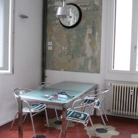 公寓 正在以 €1,700 的月租出租，其位于 Milan, Via Mac Mahon