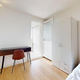 Отдельная комната сдается в аренду за 414 € в месяц в Nîmes, Rue Claude Mellarède