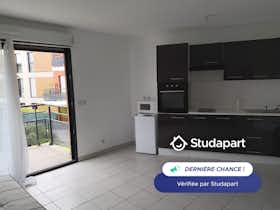 Appartement te huur voor € 600 per maand in La Roquette-sur-Siagne, Avenue de la République