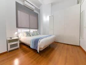 Studio for rent for €2,250 per month in Málaga, Calle Carretería