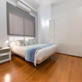 Studio for rent for €2,250 per month in Málaga, Calle Carretería