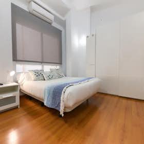 Studio for rent for € 2.250 per month in Málaga, Calle Carretería