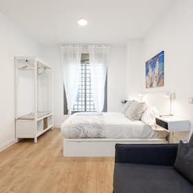 Studio for rent for € 2.250 per month in Málaga, Calle Dos Aceras