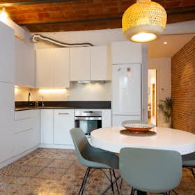 Apartment for rent for €2,395 per month in Barcelona, Passatge de Font