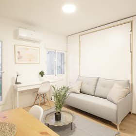 Apartment for rent for €850 per month in Madrid, Calle de Mendívil