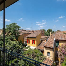 Apartment for rent for €1,400 per month in Bologna, Via Santa Caterina