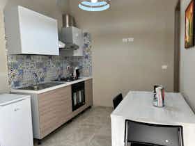 Appartement te huur voor € 1.000 per maand in Catania, Via Carmelitani