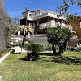 Дом сдается в аренду за 10 000 € в месяц в Sant'Agata Li Battiati, Via Giuseppe Garibaldi