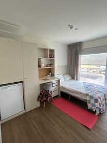 私人房间 正在以 €540 的月租出租，其位于 Porto, Rua do Doutor Júlio de Matos