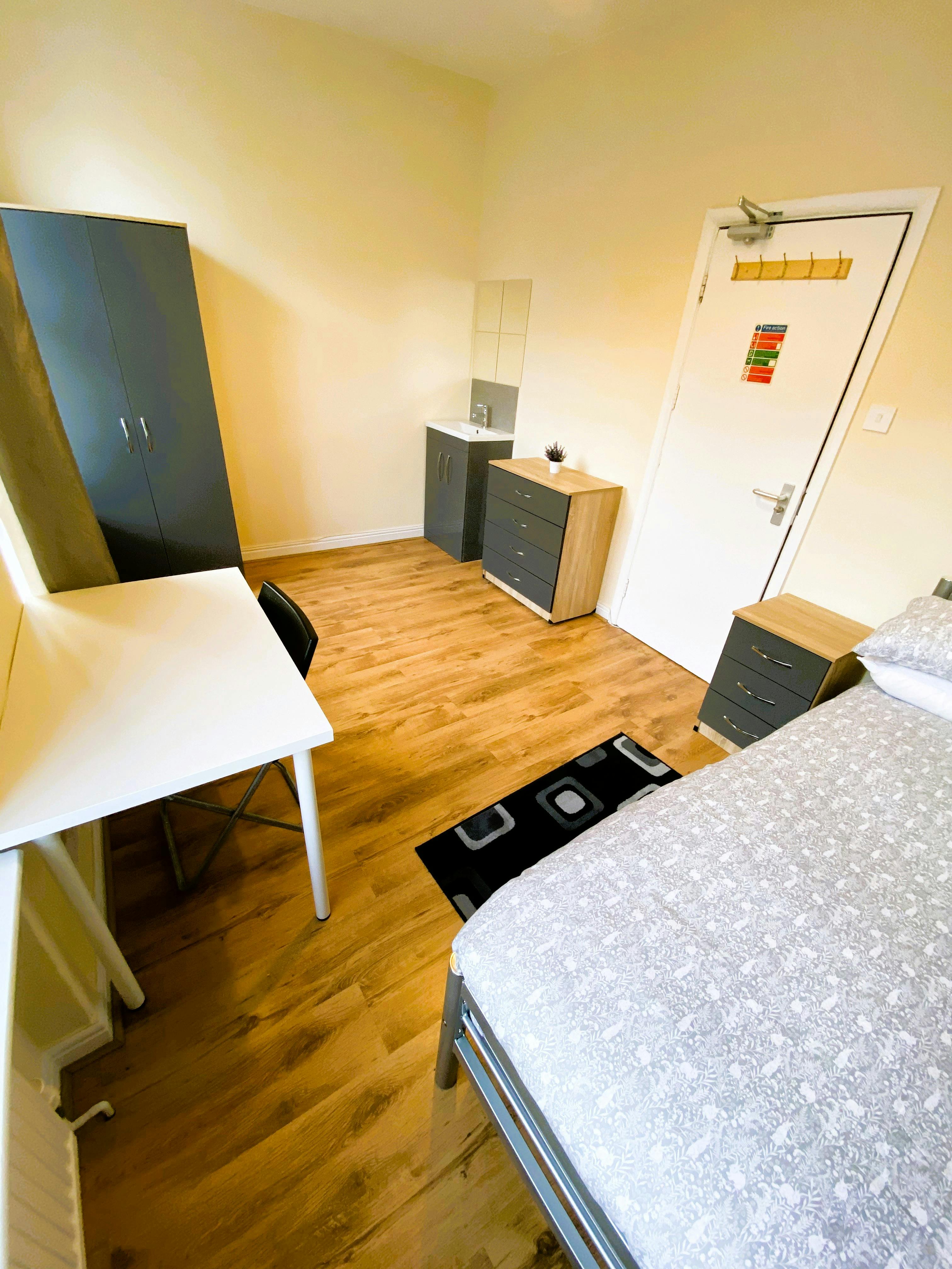 Chambre privée à louer pour 1 176 £GB/mois à London, Falkland Road