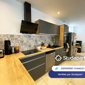 Appartement te huur voor € 960 per maand in Clermont-Ferrand, Avenue Édouard Michelin