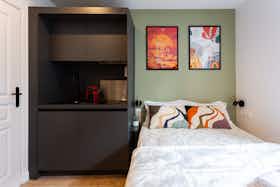 Studio for rent for €1,089 per month in Paris, Rue Marcadet