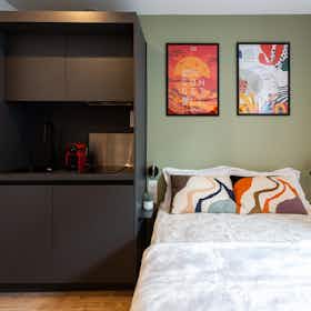 Studio for rent for €1,089 per month in Paris, Rue Marcadet