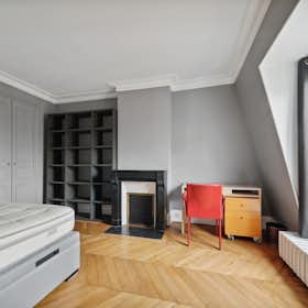 Apartment for rent for €1,800 per month in Paris, Rue de Vaugirard