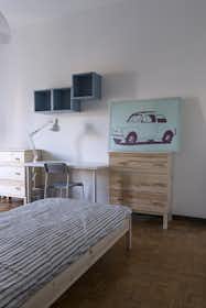 Mehrbettzimmer zu mieten für 490 € pro Monat in Milan, Via Orti