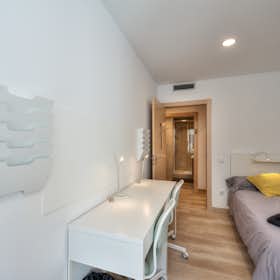 Shared room for rent for €573 per month in Barcelona, Travessera de Gràcia