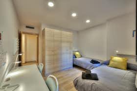 Shared room for rent for €556 per month in Barcelona, Travessera de Gràcia