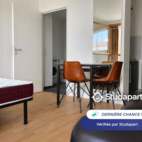 Apartment for rent for €1,450 per month in Paris, Rue Eva Kotchever