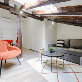 Apartment for rent for €2,376 per month in Madrid, Calle del Fomento