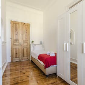Private room for rent for €690 per month in Lisbon, Avenida Duque d'Ávila