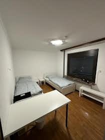 Mehrbettzimmer zu mieten für 1.250 € pro Monat in Rüsselsheim, Paul-Hessemer-Straße