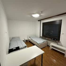 Mehrbettzimmer zu mieten für 1.250 € pro Monat in Rüsselsheim, Paul-Hessemer-Straße