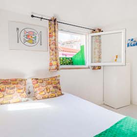 Studio for rent for €5,000 per month in Lisbon, Rua da Regueira