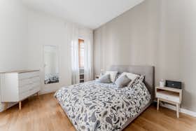公寓 正在以 €1,950 的月租出租，其位于 Rome, Via dell'Accademia dei Virtuosi