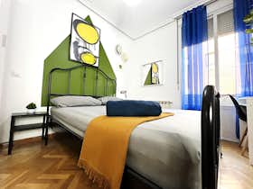Private room for rent for €670 per month in Madrid, Avenida de la Albufera