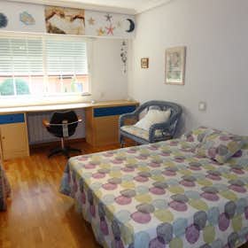 Private room for rent for €680 per month in Madrid, Calle Angelita Camarero