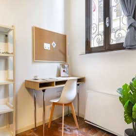 Private room for rent for €1,005 per month in Milan, Via Ausonio