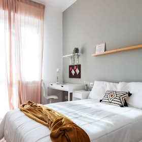 Private room for rent for €605 per month in Turin, Piazza Giosuè Carducci