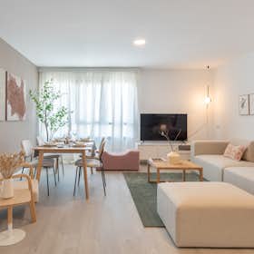Apartment for rent for €3,200 per month in Málaga, Calle Río Gargáligas