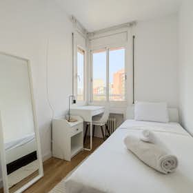 Private room for rent for €725 per month in Barcelona, Avinguda Meridiana
