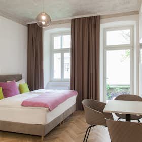 Apartment for rent for €1,978 per month in Vienna, Koppstraße
