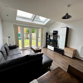 House for rent for €11,712 per month in Salford, Meadow Road