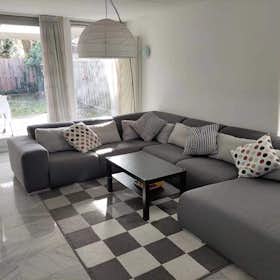 私人房间 正在以 €550 的月租出租，其位于 Maastricht, Ambiorixweg