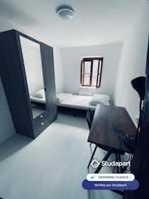 Appartement te huur voor € 402 per maand in Bourges, Rue d'Auron