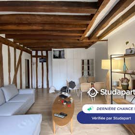 Apartment for rent for €2,975 per month in Paris, Rue Saint-Antoine