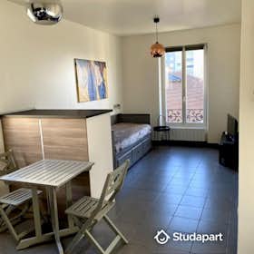 Apartment for rent for €1,050 per month in Les Lilas, Rue de la Prévoyance