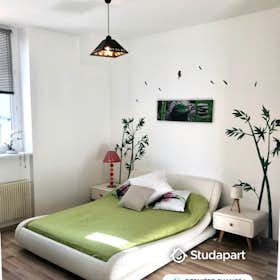 Apartment for rent for €580 per month in Saint-Étienne, Place Waldeck-Rousseau