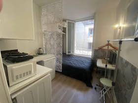 Studio for rent for €1,000 per month in Paris, Rue Saint-Denis