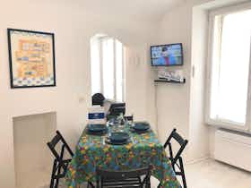 Apartment for rent for €1,994 per month in Turin, Via Camillo Benso di Cavour