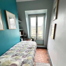 Studio for rent for €900 per month in Paris, Rue Pierre Le Grand