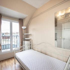 Studio for rent for €950 per month in Paris, Rue Théodore de Banville