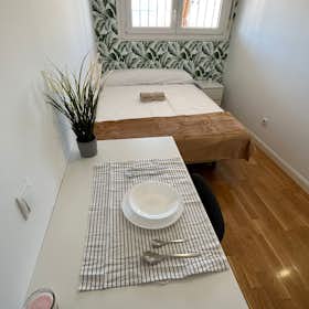 Private room for rent for €520 per month in Madrid, Calle de Rosario Romero