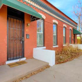 Dom do wynajęcia za $2,450 miesięcznie w mieście Denver, Elati St